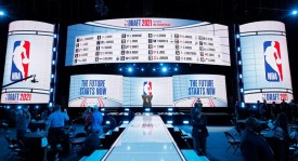 NBA焦点战：雄鹿队字母哥爆发逆转凯尔特人